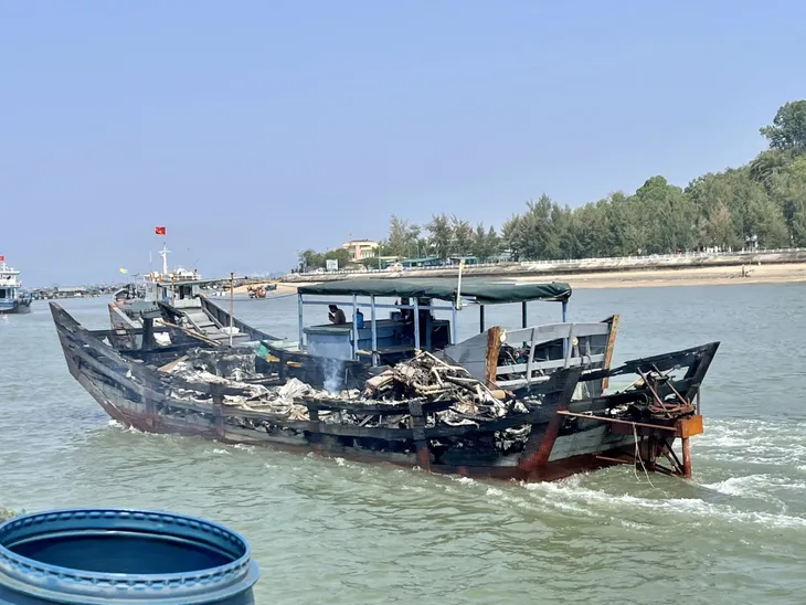 Quảng Ninh: Cháy bè mảng đánh bắt và thu mua hải sản - Ảnh 2. Quảng Ninh: Cháy bè mảng đánh bắt và thu mua hải sản - Ảnh 2.