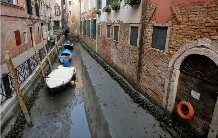 Kênh ở Venice cạn kiệt, Italy đối mặt với đợt hạn hán mới - Ảnh 1. Kênh ở Venice cạn kiệt, Italy đối mặt với đợt hạn hán mới - Ảnh 1.