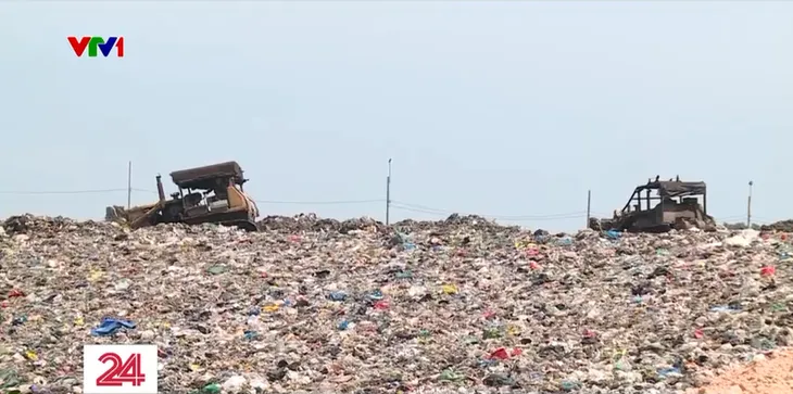 Thiếu nhà máy đốt rác phát điện, TP Hồ Chí Minh vẫn phải chôn lấp hàng nghìn tấn rác - Ảnh 4. Thiếu nhà máy đốt rác phát điện, TP Hồ Chí Minh vẫn phải chôn lấp hàng nghìn tấn rác - Ảnh 4.