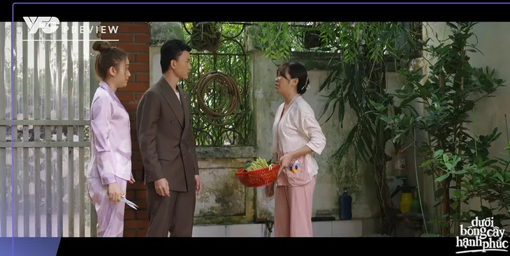 Dưới bóng cây hạnh phúc - Tập 22: Vợ chỉ nhặt rau, Danh cũng xem là việc nặng nhọc - Ảnh 2. Dưới bóng cây hạnh phúc - Tập 22: Vợ chỉ nhặt rau, Danh cũng xem là việc nặng nhọc - Ảnh 2.