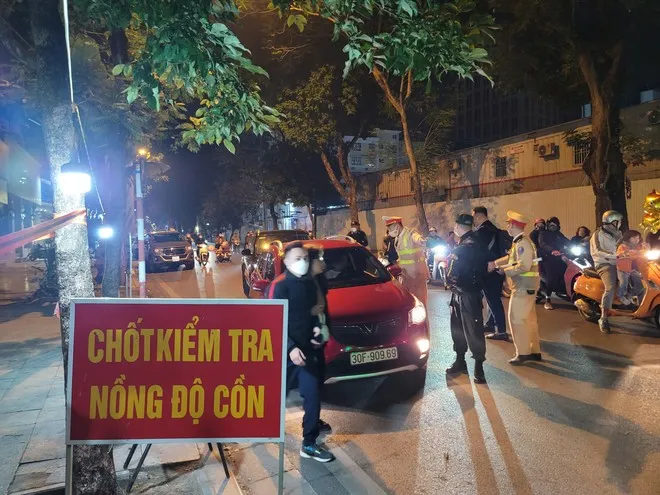 Hơn 100 lái xe bị phát hiện vi phạm nồng độ cồn vượt mức kịch khung - Ảnh 1. Hơn 100 lái xe bị phát hiện vi phạm nồng độ cồn vượt mức kịch khung - Ảnh 1.