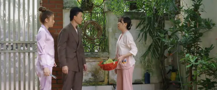 Dưới bóng cây hạnh phúc - Tập 22: Bị Tố chơi xỏ, Nhài tức điên - Ảnh 25. Dưới bóng cây hạnh phúc - Tập 22: Bị Tố chơi xỏ, Nhài tức điên - Ảnh 25.