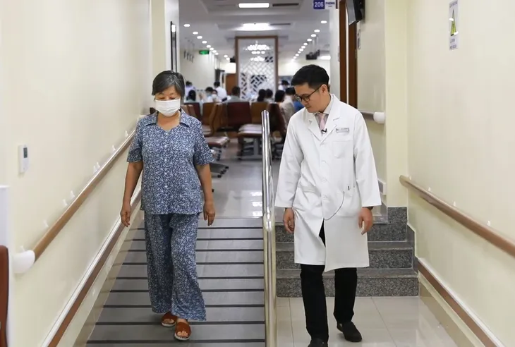 Đi lại sau 2 ngày nhờ phẫu thuật thay khớp bằng công nghệ hiện đại - Ảnh 1. Đi lại sau 2 ngày nhờ phẫu thuật thay khớp bằng công nghệ hiện đại - Ảnh 1.