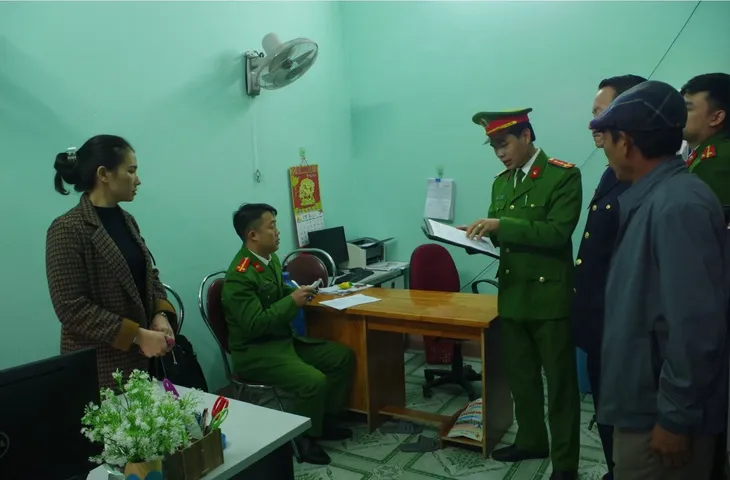 Khởi tố 2 cán bộ phường cắt xén tiền hỗ trợ lũ lụt của người dân - Ảnh 2. Khởi tố 2 cán bộ phường cắt xén tiền hỗ trợ lũ lụt của người dân - Ảnh 2.