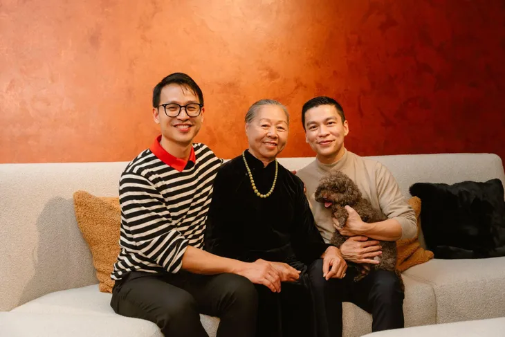 Adrian Anh Tuấn - Sơn Đoàn viết tiếp yêu thương trong ngôi nhà kỷ niệm của mẹ - Ảnh 1. Adrian Anh Tuấn - Sơn Đoàn viết tiếp yêu thương trong ngôi nhà kỷ niệm của mẹ - Ảnh 1.