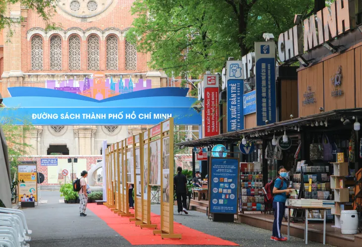 Đường sách TP Hồ Chí Minh thu hút gần 3 triệu lượt khách - Ảnh 2. Đường sách TP Hồ Chí Minh thu hút gần 3 triệu lượt khách - Ảnh 2.
