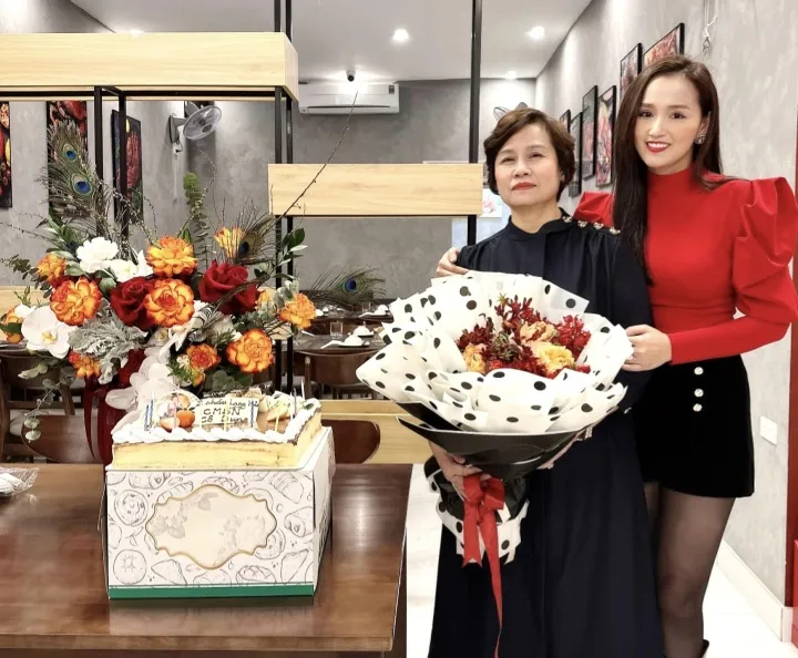 Sao Việt ngày 24/2: Phương Thanh đăng ảnh cách đây 30 năm, Phạm Hương hạnh phúc bên 2 quý tử - Ảnh 3. Sao Việt ngày 24/2: Phương Thanh đăng ảnh cách đây 30 năm, Phạm Hương hạnh phúc bên 2 quý tử - Ảnh 3.