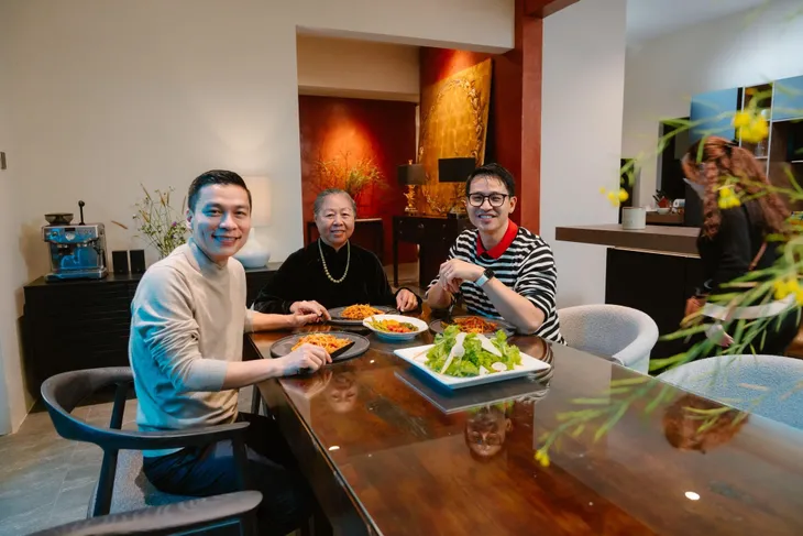 Adrian Anh Tuấn - Sơn Đoàn viết tiếp yêu thương trong ngôi nhà kỷ niệm của mẹ - Ảnh 5. Adrian Anh Tuấn - Sơn Đoàn viết tiếp yêu thương trong ngôi nhà kỷ niệm của mẹ - Ảnh 5.