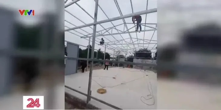Tháo dỡ công trình vi phạm trên đất đổ thải ven sông - Ảnh 1.