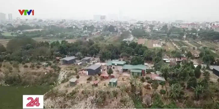 Tháo dỡ công trình vi phạm trên đất đổ thải ven sông - Ảnh 3.