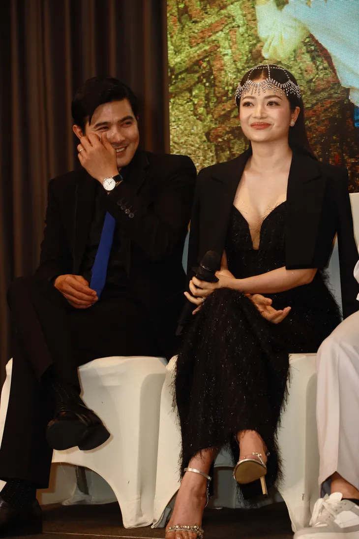 Gia đình mình vui bất thình lình: 3 nữ chính đọ sắc trong họp báo ra mắt - Ảnh 12. Gia đình mình vui bất thình lình: 3 nữ chính đọ sắc trong họp báo ra mắt - Ảnh 12.