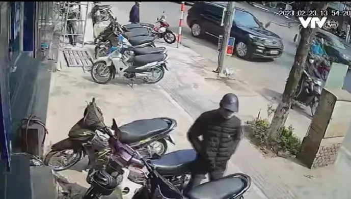 Trộm bẻ khóa xe máy trong 20 giây - Ảnh 1. Trộm bẻ khóa xe máy trong 20 giây - Ảnh 1.