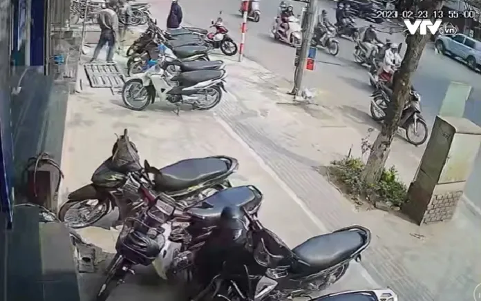 Trộm bẻ khóa xe máy trong 20 giây - Ảnh 2. Trộm bẻ khóa xe máy trong 20 giây - Ảnh 2.