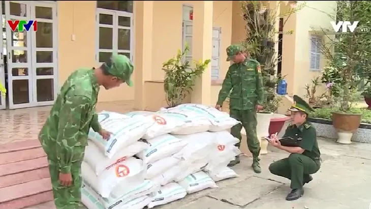 Hàng lậu vẫn âm ỉ tuồn qua biên giới Tây Nam - Ảnh 1. Hàng lậu vẫn âm ỉ tuồn qua biên giới Tây Nam - Ảnh 1.