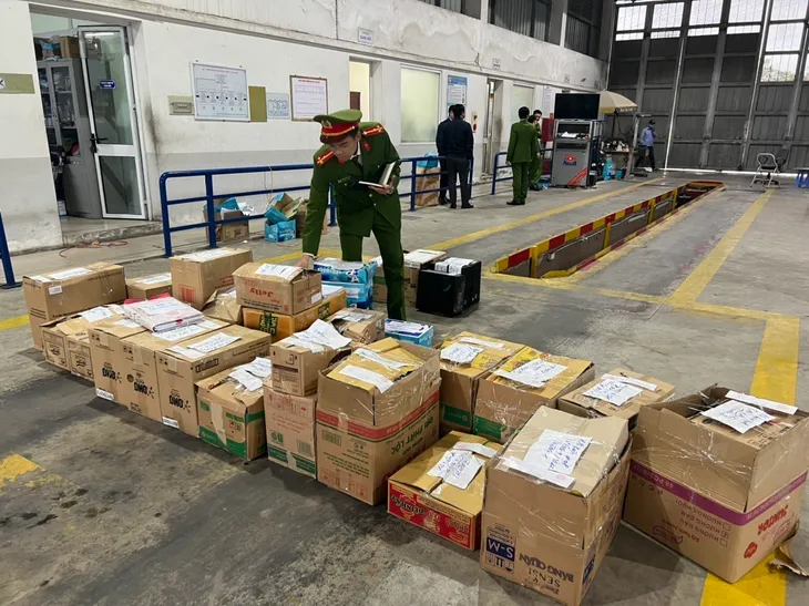Hà Nội: Bắt khẩn cấp Giám đốc Trung tâm đăng kiểm xe ở Đông Anh cùng 4 thuộc cấp - Ảnh 1. Hà Nội: Bắt khẩn cấp Giám đốc Trung tâm đăng kiểm xe ở Đông Anh cùng 4 thuộc cấp - Ảnh 1.