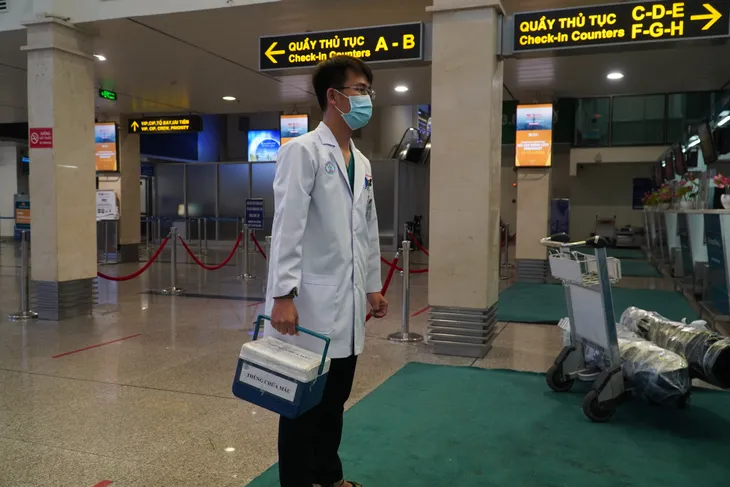 Vận chuyển trái tim từ TP. Hồ Chí Minh ra Hà Nội ghép cho bệnh nhân - Ảnh 1. Vận chuyển trái tim từ TP. Hồ Chí Minh ra Hà Nội ghép cho bệnh nhân - Ảnh 1.