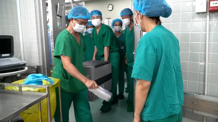 Vận chuyển trái tim từ TP. Hồ Chí Minh ra Hà Nội ghép cho bệnh nhân - Ảnh 2. Vận chuyển trái tim từ TP. Hồ Chí Minh ra Hà Nội ghép cho bệnh nhân - Ảnh 2.