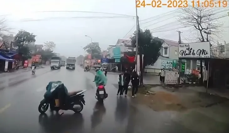Xe máy dừng giữa đường, suýt gây tai nạn cho xe tải - Ảnh 1. Xe máy dừng giữa đường, suýt gây tai nạn cho xe tải - Ảnh 1.
