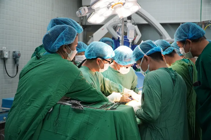 Vận chuyển trái tim từ TP. Hồ Chí Minh ra Hà Nội ghép cho bệnh nhân - Ảnh 3. Vận chuyển trái tim từ TP. Hồ Chí Minh ra Hà Nội ghép cho bệnh nhân - Ảnh 3.