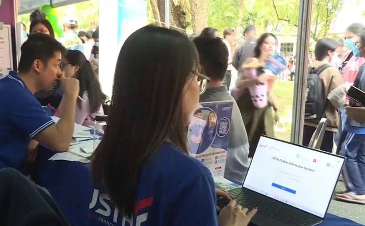 Ngày hội tư vấn tuyển sinh - hướng nghiệp năm 2023 - Ảnh 2. Ngày hội tư vấn tuyển sinh - hướng nghiệp năm 2023 - Ảnh 2.