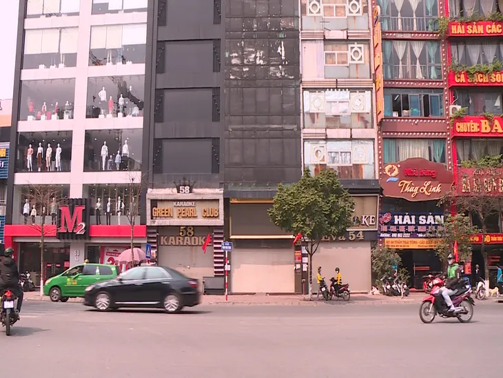 Hà Nội: Muôn kiểu cải tạo đáp ứng phòng cháy chữa cháy của các quán karaoke - Ảnh 3. Hà Nội: Muôn kiểu cải tạo đáp ứng phòng cháy chữa cháy của các quán karaoke - Ảnh 3.
