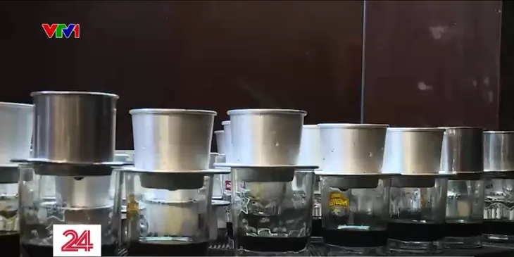 Thưởng thức cà phê đứng thứ 2 thế giới cùng du khách nước ngoài - Ảnh 1. Thưởng thức cà phê đứng thứ 2 thế giới cùng du khách nước ngoài - Ảnh 1.