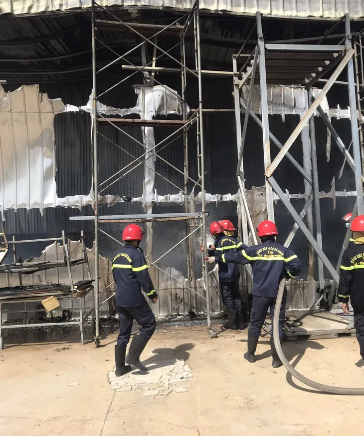 Cháy nhà xưởng công ty sản xuất gỗ trong Khu Công nghiệp Minh Hưng 3 - Ảnh 2. Cháy nhà xưởng công ty sản xuất gỗ trong Khu Công nghiệp Minh Hưng 3 - Ảnh 2.