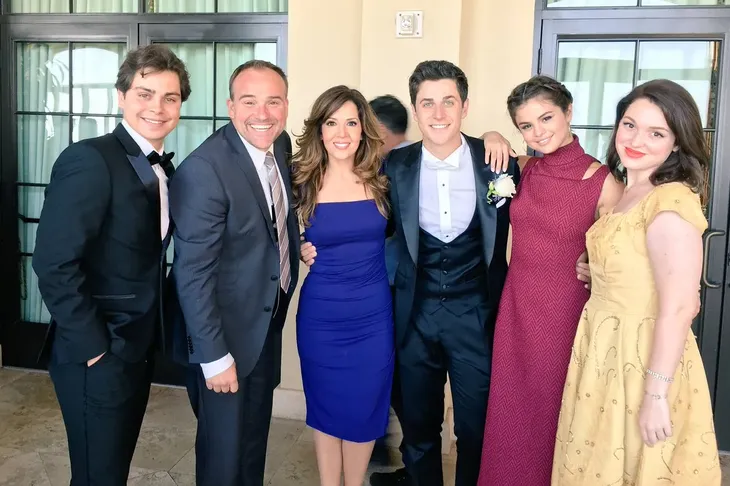 Selena Gomez hối hận vì không giữ liên lạc với dàn sao Disney - Ảnh 1. Selena Gomez hối hận vì không giữ liên lạc với dàn sao Disney - Ảnh 1.