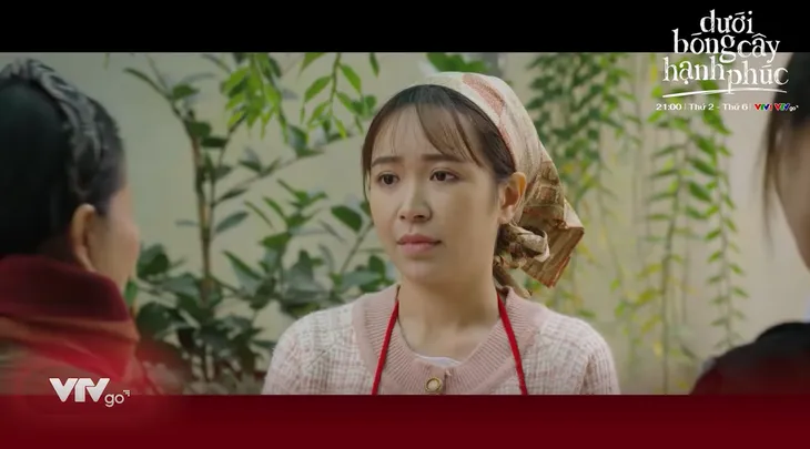 Dưới bóng cây hạnh phúc - Tập 26: Họ hàng xa mang quà đút lót Đạt để xin việc cho con - Ảnh 1. Dưới bóng cây hạnh phúc - Tập 26: Họ hàng xa mang quà đút lót Đạt để xin việc cho con - Ảnh 1.