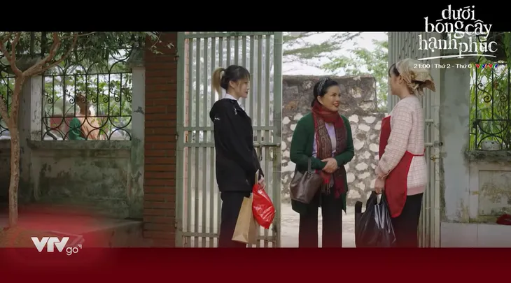 Dưới bóng cây hạnh phúc - Tập 26: Họ hàng xa mang quà đút lót Đạt để xin việc cho con - Ảnh 2. Dưới bóng cây hạnh phúc - Tập 26: Họ hàng xa mang quà đút lót Đạt để xin việc cho con - Ảnh 2.