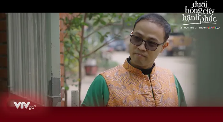 Dưới bóng cây hạnh phúc - Tập 26: Họ hàng xa mang quà đút lót Đạt để xin việc cho con - Ảnh 6. Dưới bóng cây hạnh phúc - Tập 26: Họ hàng xa mang quà đút lót Đạt để xin việc cho con - Ảnh 6.