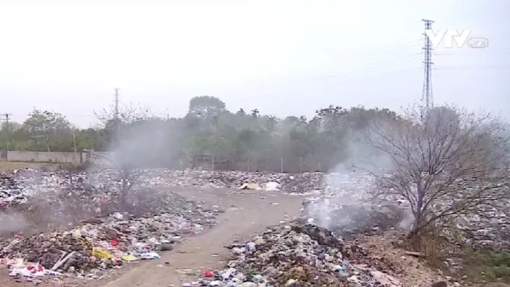 Hà Nội tái diễn ùn ứ rác thải: Vì sao? - Ảnh 1. Hà Nội tái diễn ùn ứ rác thải: Vì sao? - Ảnh 1.