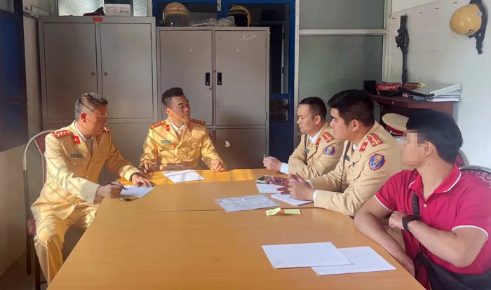 Xác minh làm rõ lái xe ba bánh đi trên cao tốc Hải Phòng – Hạ Long - Ảnh 1. Xác minh làm rõ lái xe ba bánh đi trên cao tốc Hải Phòng – Hạ Long - Ảnh 1.