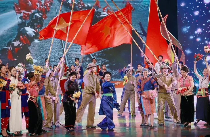 Chương trình nghệ thuật kỷ niệm 80 năm Đề cương về văn hóa Việt Nam – Những dấu ấn lịch sử - Ảnh 8. Chương trình nghệ thuật kỷ niệm 80 năm Đề cương về văn hóa Việt Nam – Những dấu ấn lịch sử - Ảnh 8.