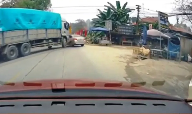 Không nhường khi đi ra từ đường nhánh, xe tải trượt dài sau khi đâm phải xe con - Ảnh 2. Không nhường khi đi ra từ đường nhánh, xe tải trượt dài sau khi đâm phải xe con - Ảnh 2.