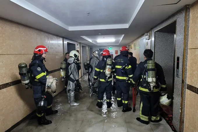 Cháy lớn ở chung cư Linh Đàm nghi do chập điện khi sạc điện thoại - Ảnh 2. Cháy lớn ở chung cư Linh Đàm nghi do chập điện khi sạc điện thoại - Ảnh 2.