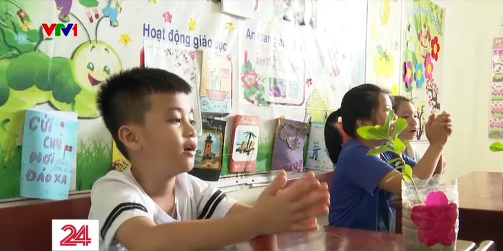 Những người gieo chữ giữa trùng khơi - Ảnh 6. Những người gieo chữ giữa trùng khơi - Ảnh 6.