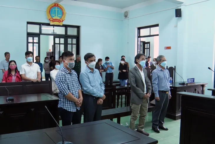 Xử phạt hai cựu lãnh đạo UBND huyện Đăk Hà về vi phạm trong quản lý đất đai - Ảnh 1.