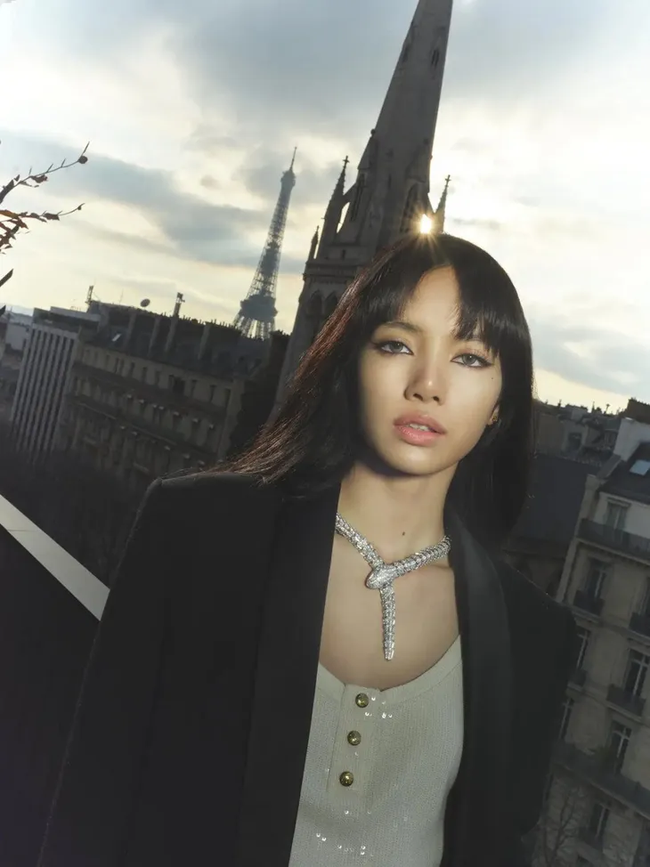 Lisa (BLACKPINK) sexy và quyến rũ trên trang bìa Madame Figaro Paris - Ảnh 2. Lisa (BLACKPINK) sexy và quyến rũ trên trang bìa Madame Figaro Paris - Ảnh 2.