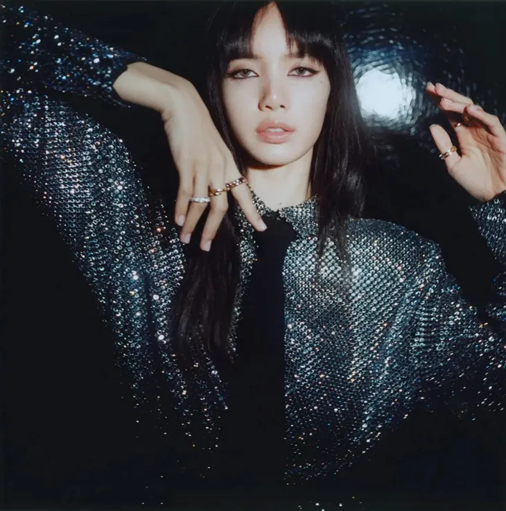 Lisa (BLACKPINK) sexy và quyến rũ trên trang bìa Madame Figaro Paris - Ảnh 7. Lisa (BLACKPINK) sexy và quyến rũ trên trang bìa Madame Figaro Paris - Ảnh 7.