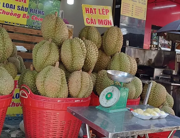 Giá sầu riêng 180.000 đồng/kg, thương lái “không mua nổi” - Ảnh 1. Giá sầu riêng 180.000 đồng/kg, thương lái “không mua nổi” - Ảnh 1.