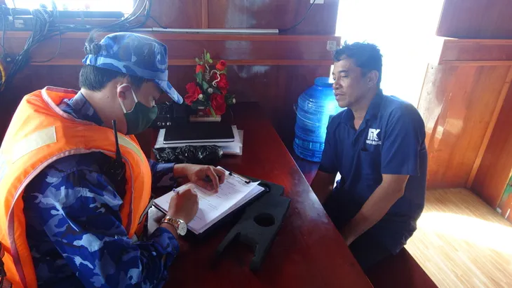 Kiên Giang: Bắt giữ 3 phương tiện vận chuyển 200 nghìn lít dầu DO lậu trên biển - Ảnh 2. Kiên Giang: Bắt giữ 3 phương tiện vận chuyển 200 nghìn lít dầu DO lậu trên biển - Ảnh 2.