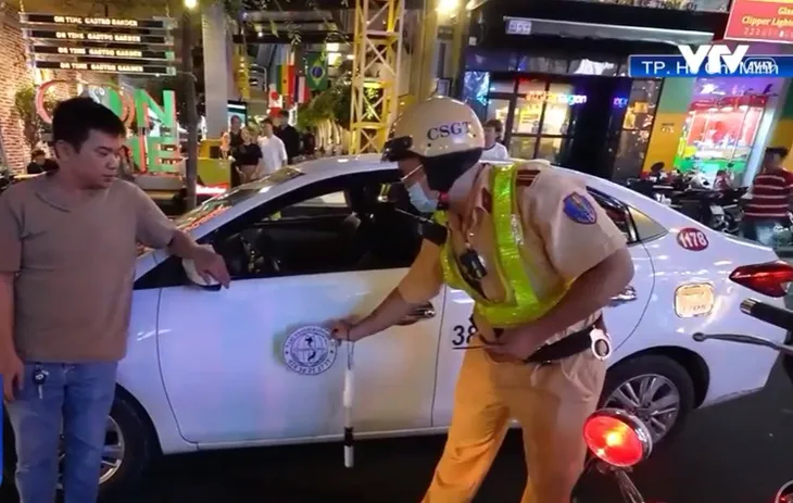 Bức xúc tình trạng taxi biến hình chèn ép hành khách - Ảnh 1. Bức xúc tình trạng taxi biến hình chèn ép hành khách - Ảnh 1.