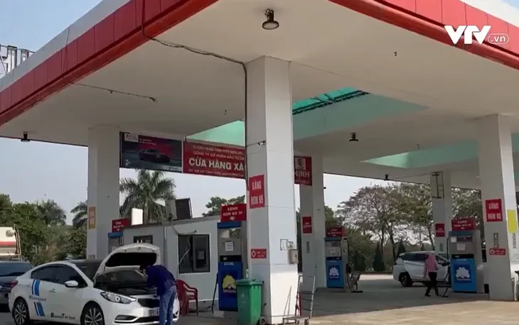Tổng cục QLTT: Nhiều cửa hàng xăng dầu tranh thủ nghỉ Tết, bán hàng cao hơn giá niêm yết - Ảnh 1.