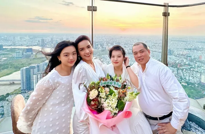Sao Việt ngày 5/2: Mai Ngọc xinh đẹp với set đồ cá tính, Mâu Thủy khoe bụng bầu 9 tháng - Ảnh 7. Sao Việt ngày 5/2: Mai Ngọc xinh đẹp với set đồ cá tính, Mâu Thủy khoe bụng bầu 9 tháng - Ảnh 7.