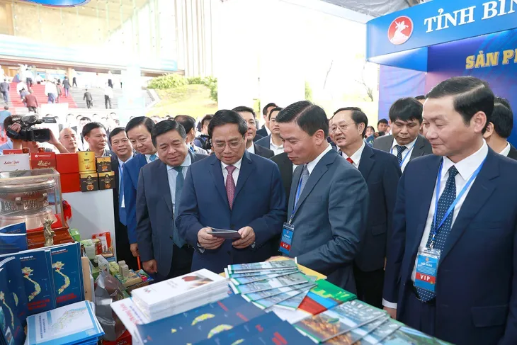 Thủ tướng chủ trì Hội nghị triển khai chương trình hành động về phát triển vùng Bắc Trung Bộ và duyên hải Trung Bộ - Ảnh 6. Thủ tướng chủ trì Hội nghị triển khai chương trình hành động về phát triển vùng Bắc Trung Bộ và duyên hải Trung Bộ - Ảnh 6.