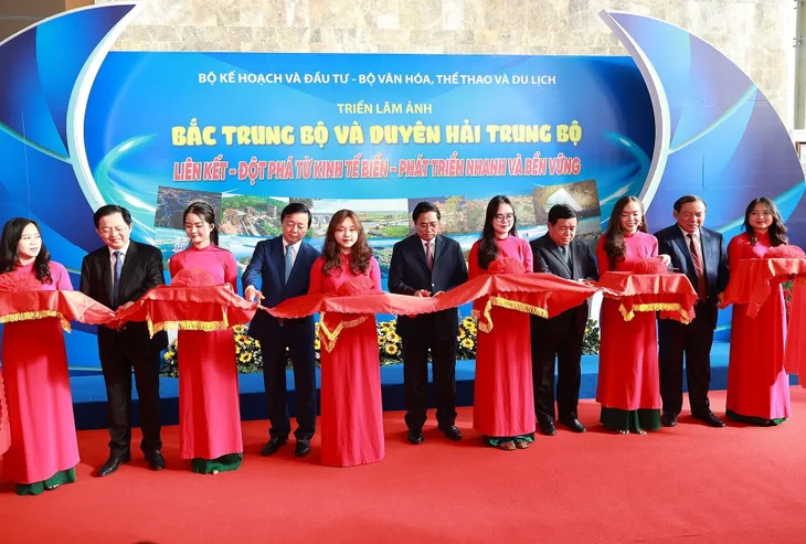 Thủ tướng chủ trì Hội nghị triển khai chương trình hành động về phát triển vùng Bắc Trung Bộ và duyên hải Trung Bộ - Ảnh 4. Thủ tướng chủ trì Hội nghị triển khai chương trình hành động về phát triển vùng Bắc Trung Bộ và duyên hải Trung Bộ - Ảnh 4.
