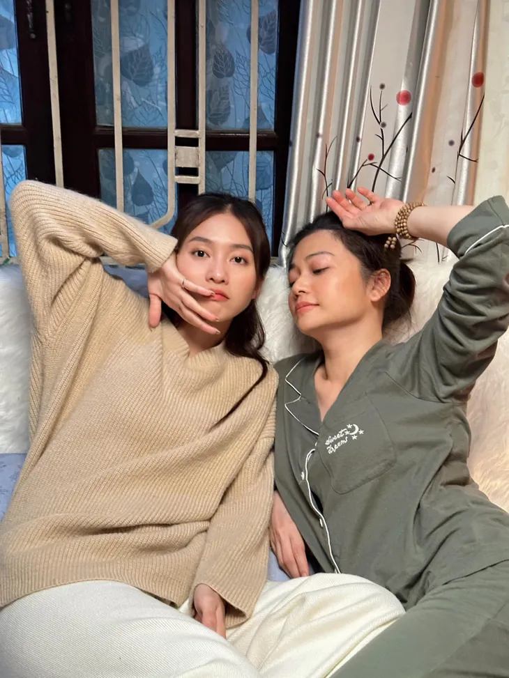 Khả Ngân nhí nhố bên chị dâu trong phim mới - Ảnh 1. Khả Ngân nhí nhố bên chị dâu trong phim mới - Ảnh 1.