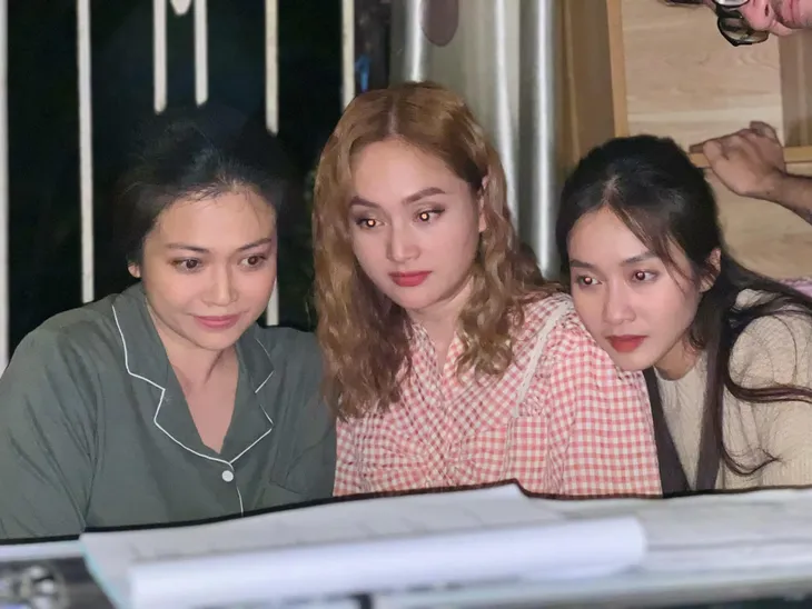 Khả Ngân nhí nhố bên chị dâu trong phim mới - Ảnh 5. Khả Ngân nhí nhố bên chị dâu trong phim mới - Ảnh 5.
