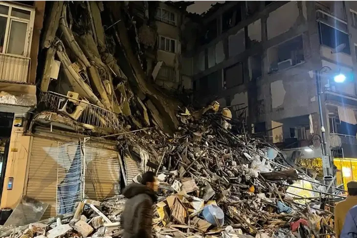 Động đất mạnh tại Thổ Nhĩ Kỳ gây thiệt hại nặng nề cho nước láng giềng Syria - Ảnh 1. Động đất mạnh tại Thổ Nhĩ Kỳ gây thiệt hại nặng nề cho nước láng giềng Syria - Ảnh 1.